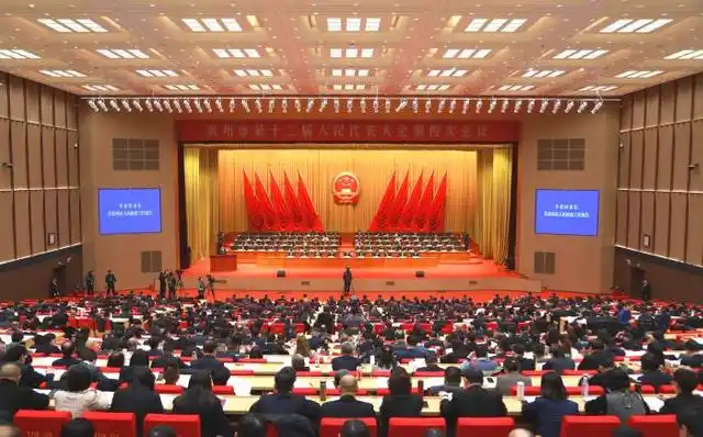 陳玉娟區(qū)長(zhǎng)：加速城區(qū)等地?zé)峁┡娲?打造地?zé)崮芤?guī)?；谜椿瘶影?地大熱能